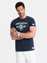 Bawełniany t-shirt męski z nadrukiem w stylu college – granatowy V3 OM-TSPT-0137 - XL. Niebieskie t-shirty męskie Ombre Clothing, l, z aplikacjami, z bawełny, bez kołnierzyka. Za 44.99 zł.