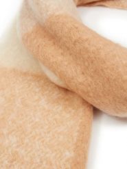 Orsay Szal w kolorze beżowym rozmiar: onesize. Brązowe szaliki i kominy damskie ORSAY, bez wzorów, z materiału. Za 61.02 zł.