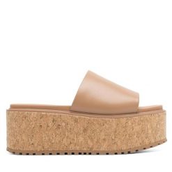 Klapki Lasocki. Brązowe klapki damskie Lasocki, bez wzorów, bez obcasa. Za 249.99 zł.