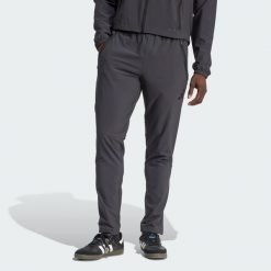 Spodnie Arsenal Tiro 25 Competition Vis Tech Travel. Szare spodnie dresowe męskie Adidas, bez wzorów, z dresówki. W wyprzedaży za 279.20 zł.