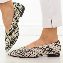 Czarne przewiewne półbuty damskie T.Sokolski 135. Czarne półbuty damskie Sokolski, w ażurowe wzory, z jeansu, biznesowe, bez obcasa, na obcasie. Za 199.00 zł.