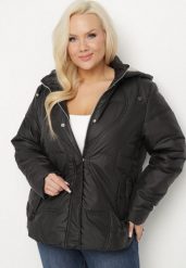 Czarna Pikowana Kurtka z Odpinanym Kapturem i Kieszeniami Vilbia. Czarne kurtki damskie Born2be, plus size, bez wzorów, z jeansu. Za 219.99 zł.