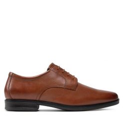 Półbuty Clarks. Brązowe buty wizytowe męskie Clarks, bez zapięcia. Za 289.99 zł.