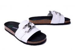 DR. BRINKMANN 700559-03 weiss, klapki damskie. Białe klapki damskie Dr. Brinkmann, bez wzorów, bez obcasa. Za 219.90 zł.