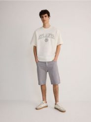 Jeansowe szorty regular fit - jasnoszary. Szare szorty męskie Reserved, z denimu, bez kołnierzyka. W wyprzedaży za 89.99 zł.