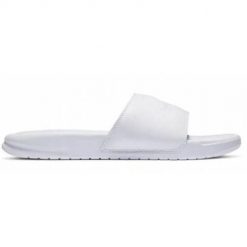 Klapki damskie Nike Benassi Jdi. Białe klapki damskie Nike, bez wzorów, z materiału, bez obcasa. Za 192.00 zł.