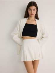 Szorty z plisami - biały. Białe szorty damskie Reserved, bez wzorów, z bawełny. W wyprzedaży za 65.99 zł.