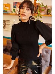 Olalook Bluzka w kolorze czarnym rozmiar: M. Czarne bluzki damskie Olalook, m, bez wzorów, z bawełny, bez kołnierzyka, bez ramiączek. Za 52.99 zł.