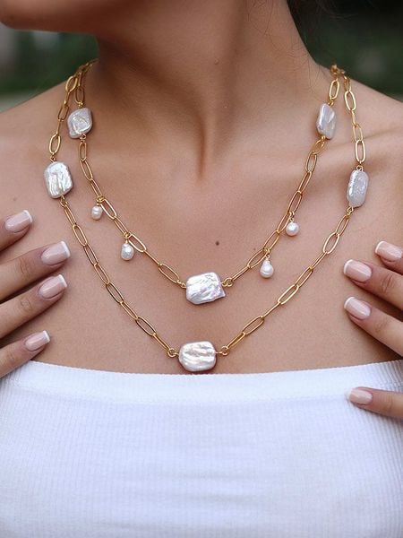 Pierres de Jade Pozłacany naszyjnik z elementami ozdobnymi - dł. 45 cm rozmiar: onesize. Białe naszyjniki damskie Pierres de Jade, pozłacane. Za 60.99 zł.