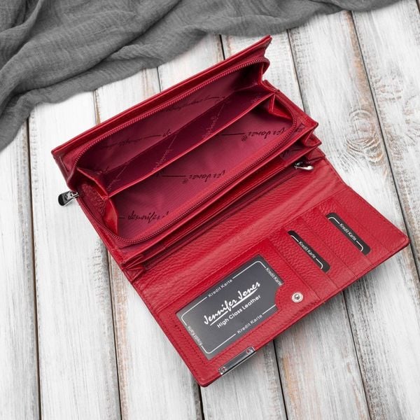 Portfel damski skórzany lakierowany czerwony z tłoczeniem croco SP-16-CRD. Czerwone portfele damskie Jennifer Jones, bez wzorów, z lakierowanej skóry. Za 99.00 zł.