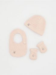 Zestaw czapka, chustka i rękawiczki - różowy. Czerwone rękawiczki dziecięce Reserved, bez ramiączek. W wyprzedaży za 15.99 zł.