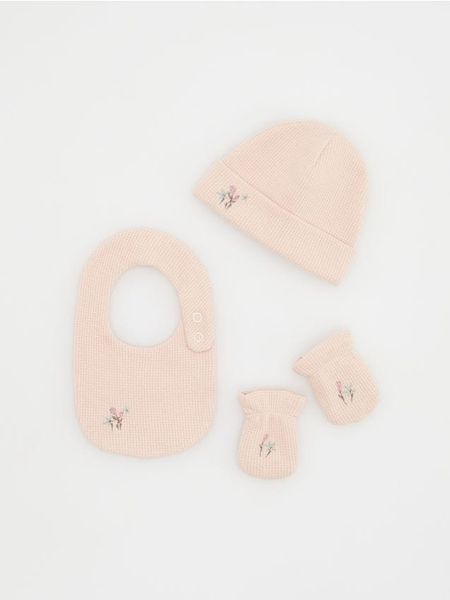 Zestaw czapka, chustka i rękawiczki - różowy. Czerwone rękawiczki dziecięce Reserved, bez ramiączek. W wyprzedaży za 15.99 zł.