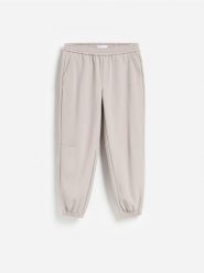 Spodnie jogger z polarem - beżowy. Brązowe spodnie materiałowe męskie Reserved, bez wzorów, z polaru. Za 149.99 zł.