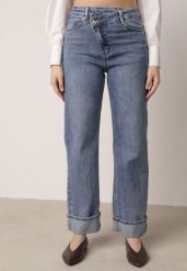 Niebieskie Jeansy Bawełniane z Asymetrycznym Zapięciem i Wywiniętymi Nogawkami Ellenesta. Niebieskie jeansy damskie Born2be, z podwyższonym stanem. Za 139.99 zł.