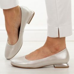 Srebrne skórzane czółenka damskie M.Daszyński Ol51-1. Szare czółenka damskie M.Daszyński, bez wzorów, z jeansu, z okrągłym noskiem, bez obcasa, na obcasie. W wyprzedaży za 197.10 zł.