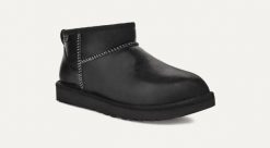 UGG Classic Ultra Mini Leather Regenerate Boot Śniegowce męskie. Czarne buty zimowe męskie Ugg, na jesień, z materiału, bez zapięcia. Za 636.99 zł.