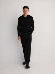 Sweter polo z lyocellu - czarny. Czarne swetry męskie Reserved, l, bez wzorów, z lyocellu, bez kołnierzyka. W wyprzedaży za 99.99 zł.