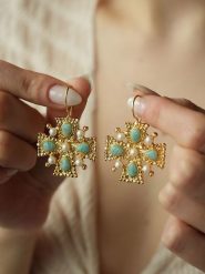 L'Atelier de Gaia Pozłacane kolczyki z amazonitami i perłami rozmiar: onesize. Niebieskie kolczyki damskie L'Atelier de Gaia, z perłą, pozłacane, z zapięciem typu bigiel. Za 60.99 zł.