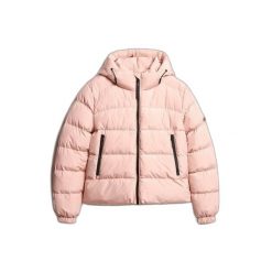 Damska kurtka z kapturem Superdry. Czerwone kurtki damskie Superdry., bez wzorów, z puchu, z kapturem. W wyprzedaży za 482.50 zł.