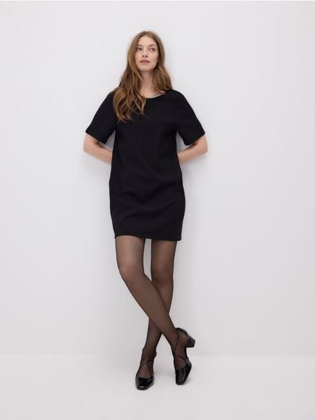 Sukienka z ozdobnym dekoltem - czarny. Czarne sukienki damskie Reserved, na co dzień, l, bez wzorów, z dzianiny, bez kołnierzyka, bez ramiączek, mini, proste. Za 119.99 zł.
