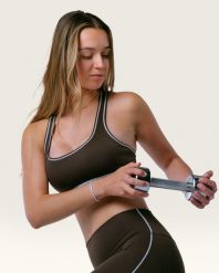 Damski stanik sportowy racerback z kontrastową lamówką na siłownię – brązowy. Brązowe biustonosze sportowe damskie AESTHETIC WOLF, bez wzorów, z dzianiny. Za 179.99 zł.