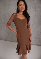 Brązowa Sukienka VICES o Taliowanym Kroju z Rękawami z Koronki Metirei. Brązowe sukienki damskie Renee, na imprezę, l, bez wzorów, z koronki, eleganckie, bez kołnierzyka, bez ramiączek, midi, dopasowane. Za 159.99 zł.