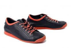 MANITU 850165-01 schwarz, półbuty damskie. Czarne półbuty damskie Manitu, bez wzorów, ze skóry, bez obcasa. Za 297.41 zł.