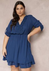 Granatowa Sukienka Mini z Gumką w Talii i Koronkowymi Wstawkami Kelia. Niebieskie sukienki damskie Renee, na co dzień, l, bez wzorów, z koronki, eleganckie, bez kołnierzyka, bez ramiączek, mini, kopertowe. W wyprzedaży za 79.99 zł.