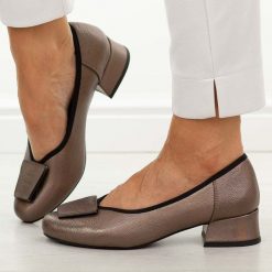 Brązowe czółenka damskie na obcasie M.Daszyński Sa279-1. Brązowe czółenka damskie M.Daszyński, z aplikacjami, ze skóry, z okrągłym noskiem, bez obcasa, na obcasie. W wyprzedaży za 179.10 zł.