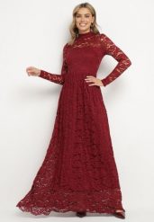 Bordowa Rozkloszowana Sukienka z Koronki ze Stójką i Gumką w Talii Delaviae. Czerwone sukienki damskie Born2be, na co dzień, s, bez wzorów, z koronki, eleganckie, bez kołnierzyka, bez ramiączek, maxi, rozkloszowane. W wyprzedaży za 95.99 zł.