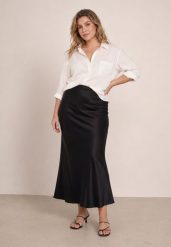 Czarna Satynowa Spódnica o Rozkloszowanym Kroju Dapsper. Czarne spódniczki damskie Born2be, xl, bez wzorów, z satyny, eleganckie, maxi, dopasowane. Za 139.99 zł.