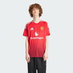Koszulka Manchester United 24/25 Home. Czerwone t-shirty sportowe męskie Adidas, xl, z materiału, bez ramiączek, do piłki nożnej. W wyprzedaży za 359.20 zł.
