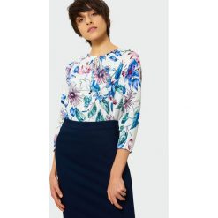 Elegancka bluzka z ozdobnym wiązaniem. Bluzki damskie Greenpoint, bez wzorów, z wiskozy, eleganckie, bez kołnierzyka, bez ramiączek. Za 29.99 zł.