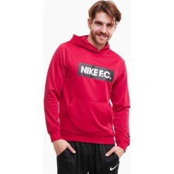 Bluza treningowa męska Nike NK DF FC Libero Hoodie. Czerwone bluzy bez kaptura męskie Nike, bez wzorów, sportowe, bez kołnierzyka, bez ramiączek. Za 165.00 zł.