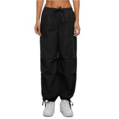 Spodnie cargo w stylu parachute z bawełny dla kobiet Urban Classics. Czarne spodnie materiałowe damskie Urban Classics, bez wzorów, z bawełny. Za 169.70 zł.