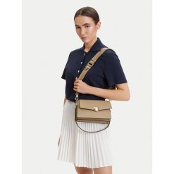 Torebka Lacoste. Czerwone torebki klasyczne damskie Lacoste, bez wzorów, bez dodatków. Za 908.99 zł.