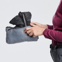 Kamizelka trekkingowa damska Forclaz MT100. Fioletowe kamizelki damskie FORCLAZ, m, z materiału. Za 129.99 zł.