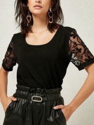 LA Angels Bluzka w kolorze czarnym rozmiar: S. Czarne bluzki damskie LA Angels, s, bez wzorów, z tiulu, bez kołnierzyka, bez ramiączek. Za 134.85 zł.