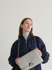 Miękka torebka z imitacji skóry - jasnoszary. Szare torebki klasyczne damskie Reserved, bez wzorów, ze skóry, bez dodatków. W wyprzedaży za 55.99 zł.