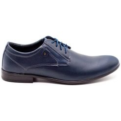 KOMODO Wizytowe buty męskie 850 granatowe niebieskie. Niebieskie buty wizytowe męskie z materiału, bez zapięcia. Za 362.62 zł.