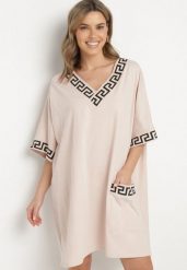 Różowa Bawełniana Sukienka o Pudełkowym Kroju z Dekoltem w Serek Amosa. Czerwone sukienki damskie Born2be, na co dzień, na lato, plus size, z aplikacjami, z bawełny, eleganckie, bez kołnierzyka, plus size, bez ramiączek, mini. W wyprzedaży za 55.99 zł.