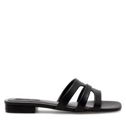 Klapki Nine West. Czarne klapki damskie Nine West, bez wzorów, bez obcasa. Za 179.99 zł.