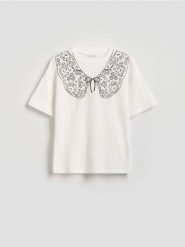 T-shirt z imitacją kołnierza - złamana biel. Koszulki dziewczęce Reserved, bez wzorów, z bawełny, bez ramiączek. Za 35.99 zł.