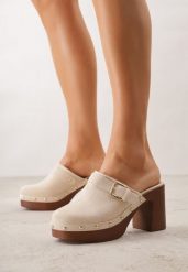 Beżowe Klapki na Obcasie Typu Chodaki Ozdobione Nitami i Klamrami Herminna. Brązowe klapki damskie Born2be, bez wzorów, z jeansu, bez obcasa, na obcasie. Za 139.99 zł.