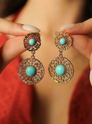 Pierres de Jade Pozłacane kolczyki-wkrętki z turkusami rozmiar: onesize. Niebieskie kolczyki damskie Pierres de Jade, z turkusem, pozłacane. Za 43.99 zł.