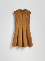 Sukienka mini z imitacji zamszu - brązowy. Brązowe sukienki damskie Reserved, l, bez wzorów, bez kołnierzyka, bez ramiączek, mini, rozkloszowane. Za 149.99 zł.