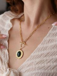 L'Atelier de Gaia Pozłacany naszyjnik z zawieszką - dł. 47 cm rozmiar: onesize. Zielone naszyjniki damskie L'Atelier de Gaia, pozłacane. Za 91.34 zł.