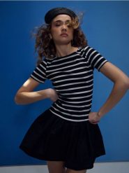 Sukienka mini z obniżoną talią z łączonych materiałów - wielobarwny. Sukienki damskie Sinsay, l, bez wzorów, z materiału, bez kołnierzyka, bez ramiączek, mini. Za 49.99 zł.