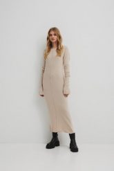Wełniana sukienka maxi w kolorze CLASSIC BEIGE - SILMA-XS/S. Brązowe sukienki damskie Marsala, na co dzień, s, bez wzorów, z kaszmiru, bez kołnierzyka, bez ramiączek, maxi. W wyprzedaży za 124.95 zł.