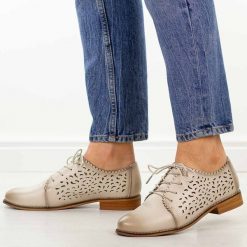 Beżowe ażurowe skórzane półbuty damskie Cambell 19386. Brązowe półbuty damskie Cambell, w ażurowe wzory, z jeansu, biznesowe, z okrągłym noskiem, bez obcasa, na obcasie. Za 239.00 zł.